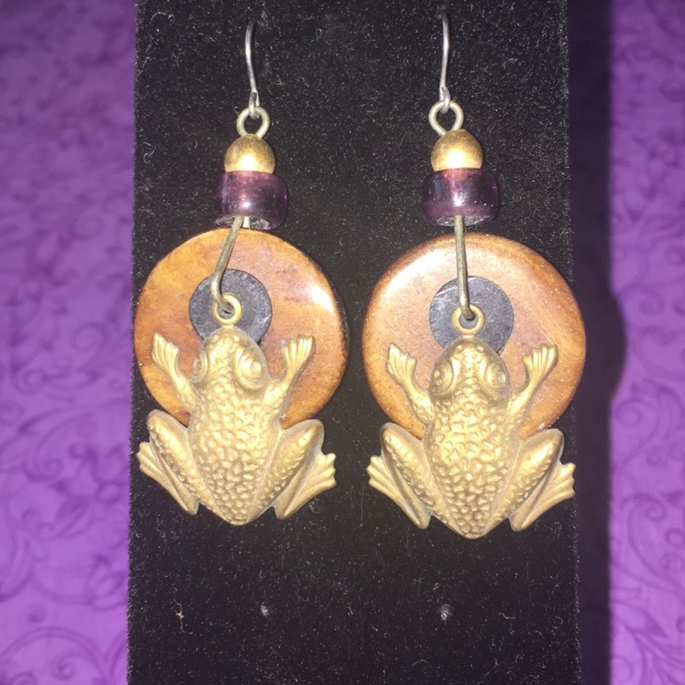 Gold-tone frog earrings with wood bead accents E45